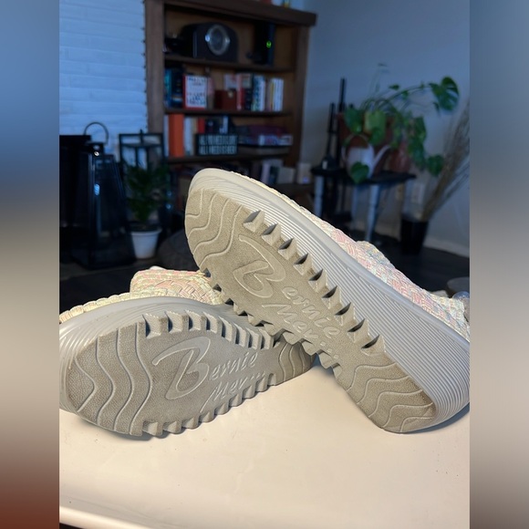 Bernie Mev "Halle" Wedge w/peek-a-boo toe, in a rare Mother of Pearl size 5 US - Picture 3 of 6